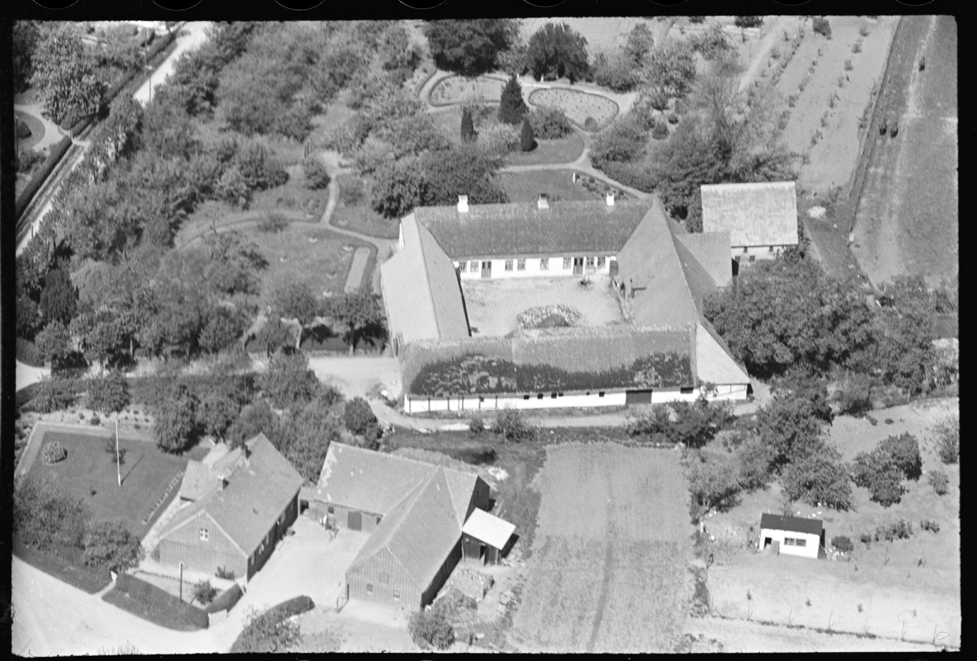 Mads Nielsens gård som den så ud 1936 med den store gamle have