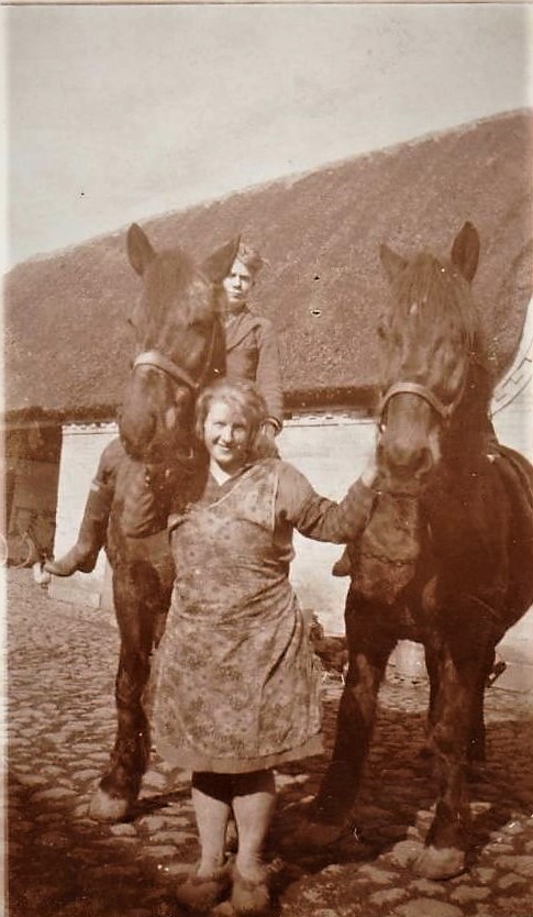 Ester Damsted med sin fars heste i Gerskov. 4