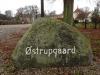 Sten med navnet Østrupgård i indkørsel til gården